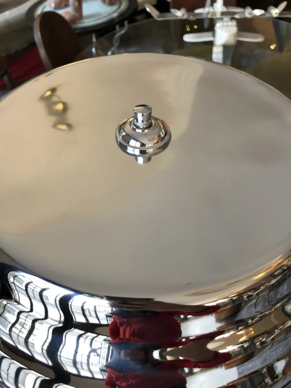 duas lampadas de mesa antigas, estilo decorativo, ambiente acolhedor