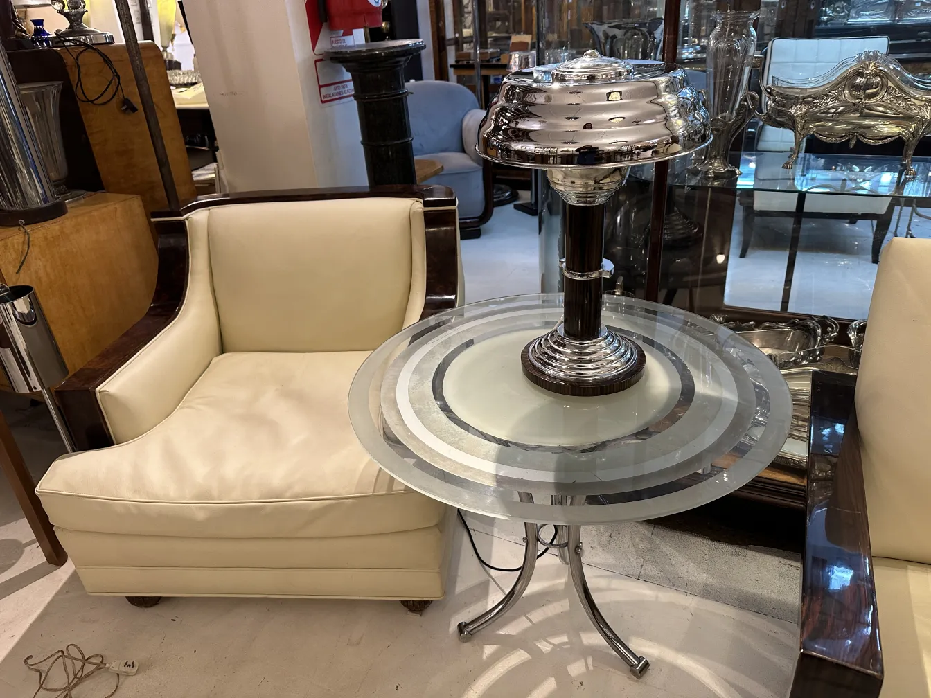 Duas lâmpadas de mesa antigas com design elegante em um ambiente acolhedor.