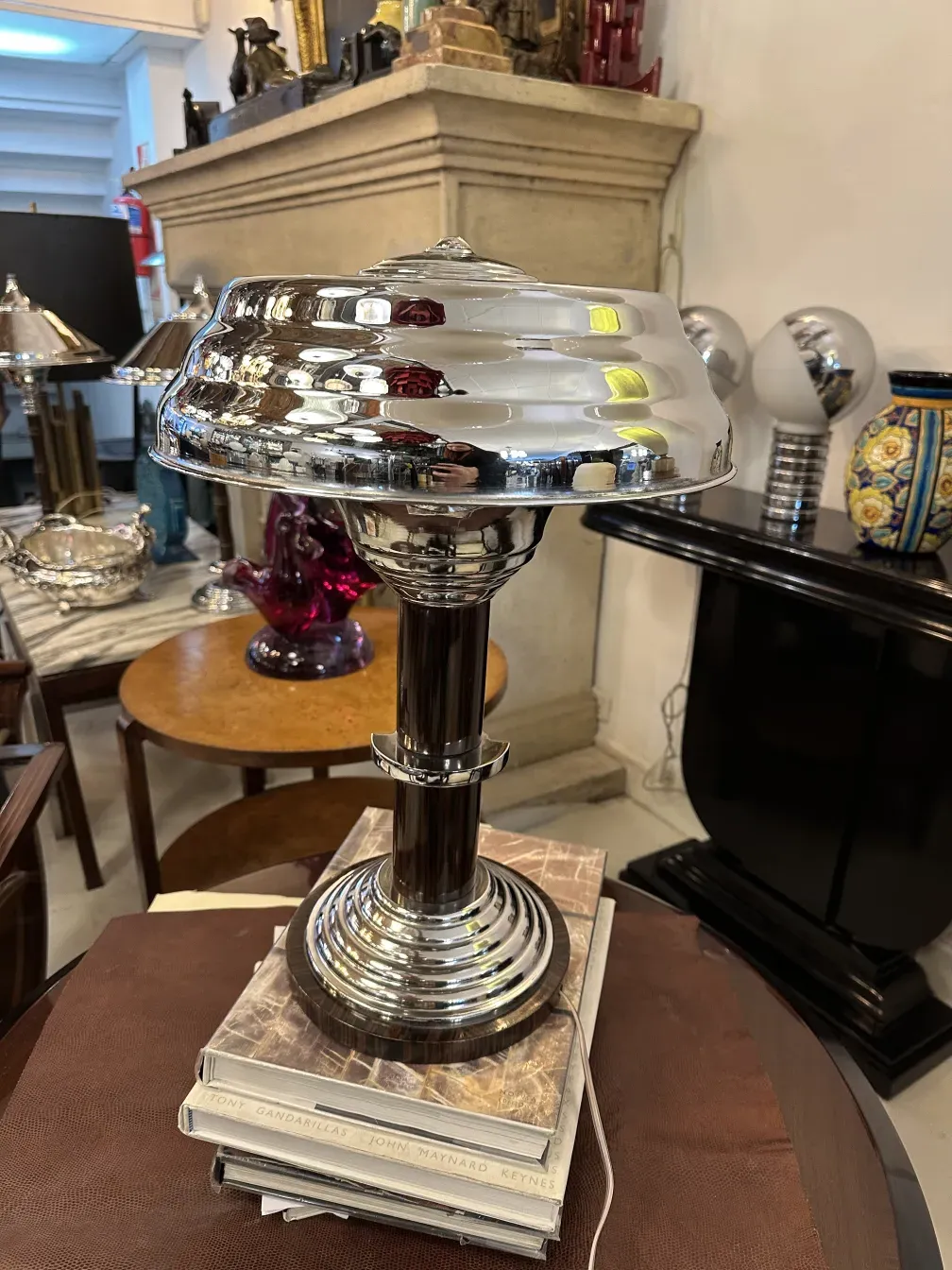 duas lampadas de mesa antigas em um ambiente decorativo