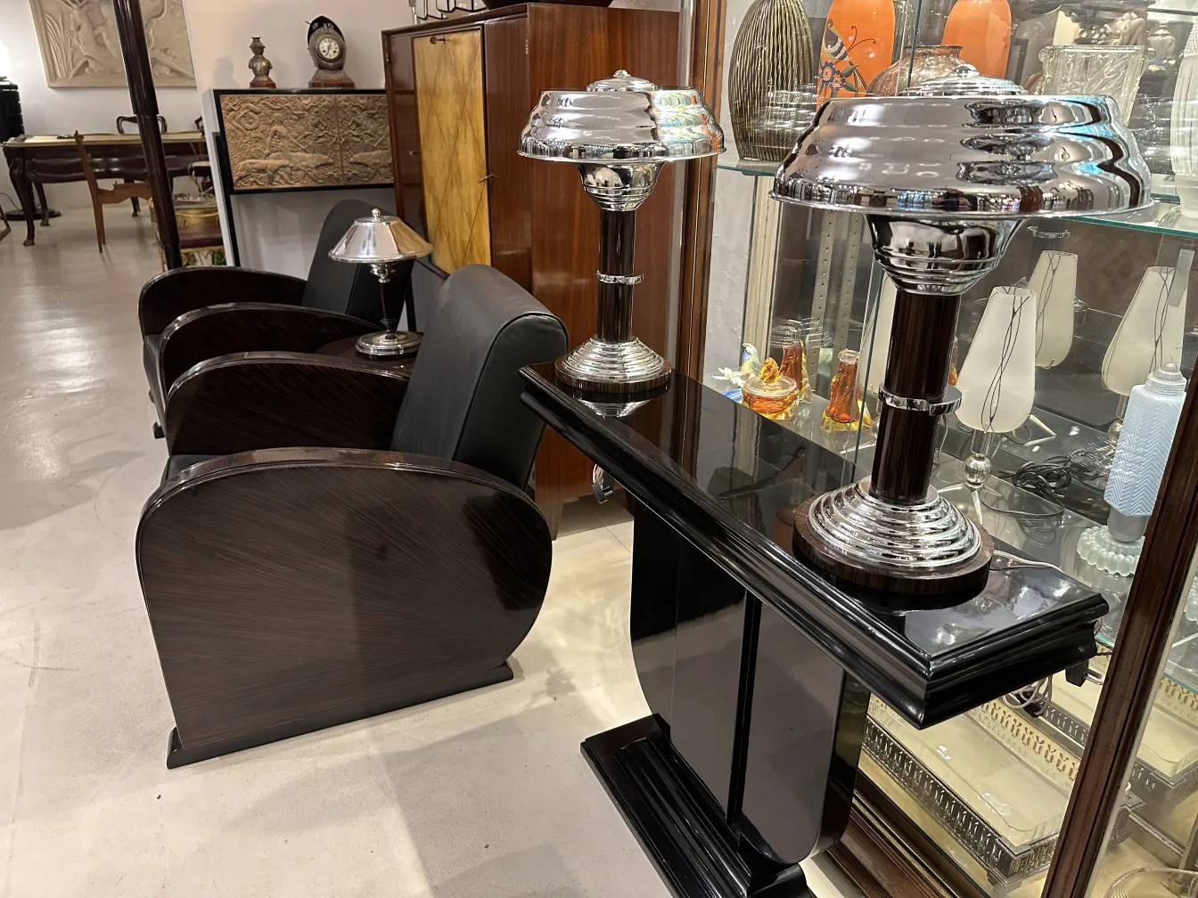 duas lâmpadas de mesa antigas com detalhes brilhantes em um ambiente elegante