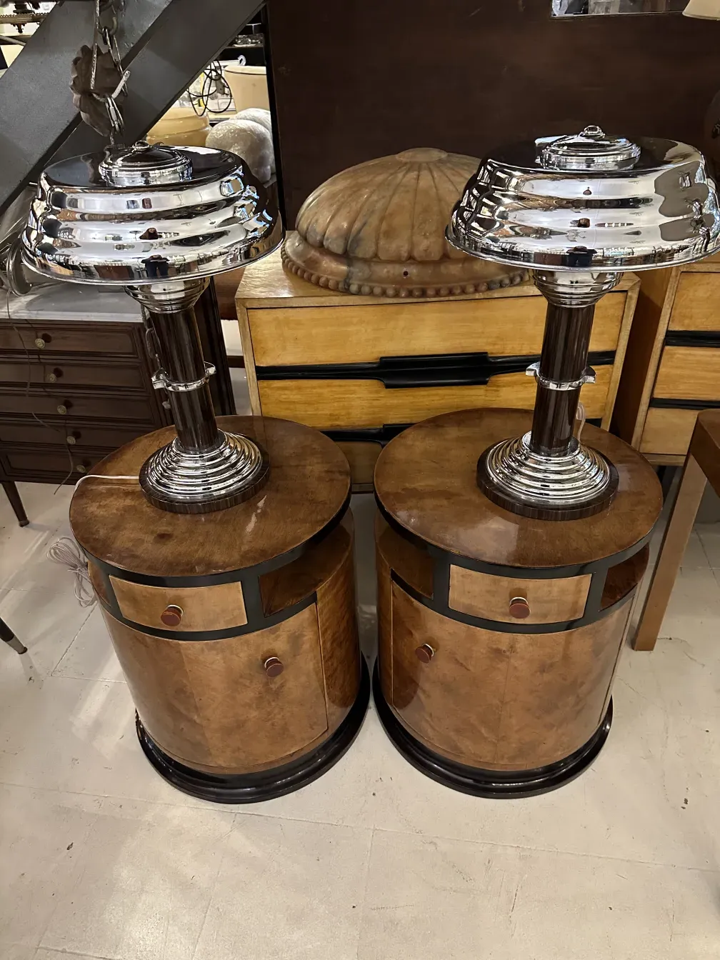 Duas lâmpadas de mesa antigas, elegantes e com design distinto, em um ambiente aconchegante.