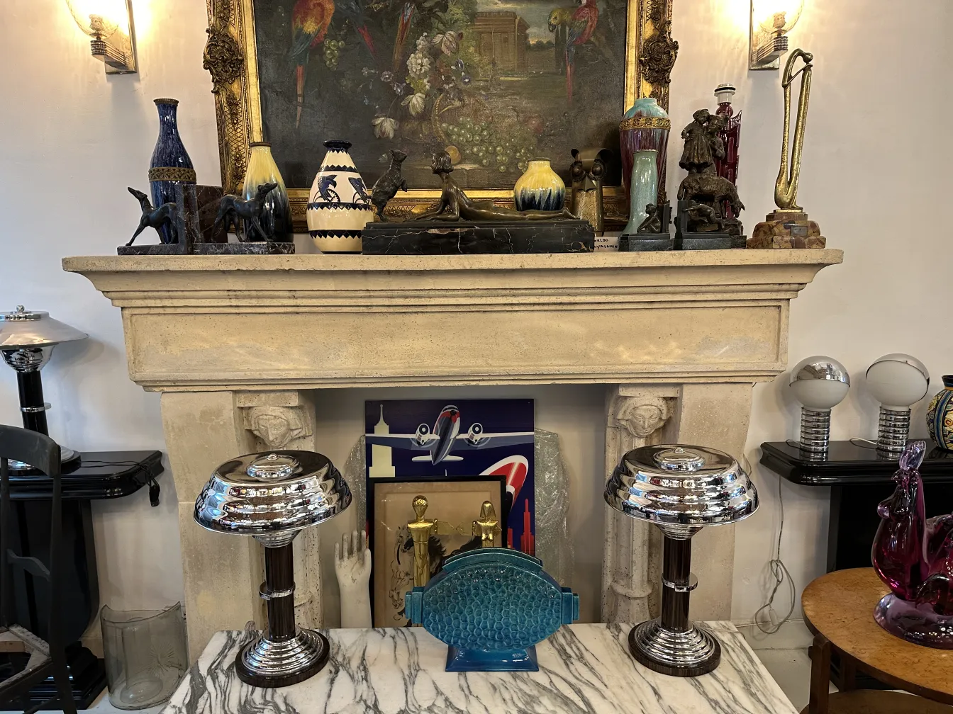 duas lâmpadas de mesa antigas em um ambiente elegante com vários objetos decorativos