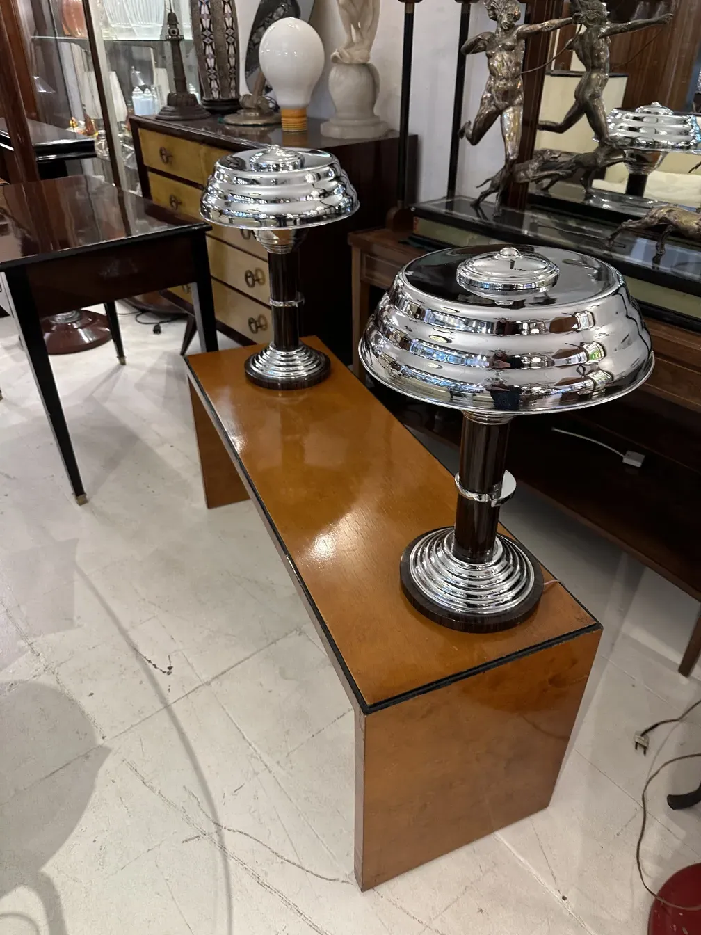 lamparinas de mesa antigas com bases elegantes em um ambiente decorativo