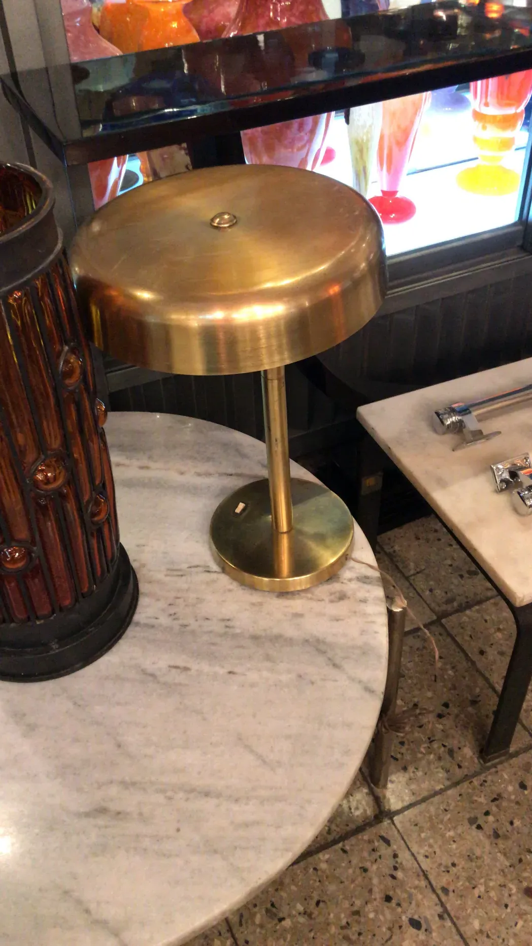 Conjunto de duas lâmpadas de mesa antigas com bases douradas. Estilo elegante em um ambiente moderno.