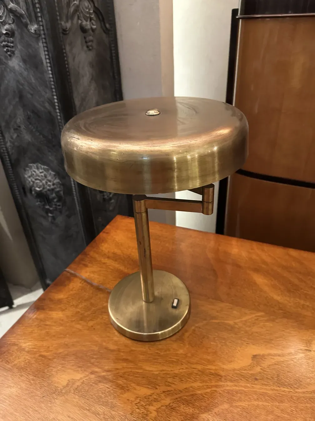 duas lampadas de mesa antigas com base dourada