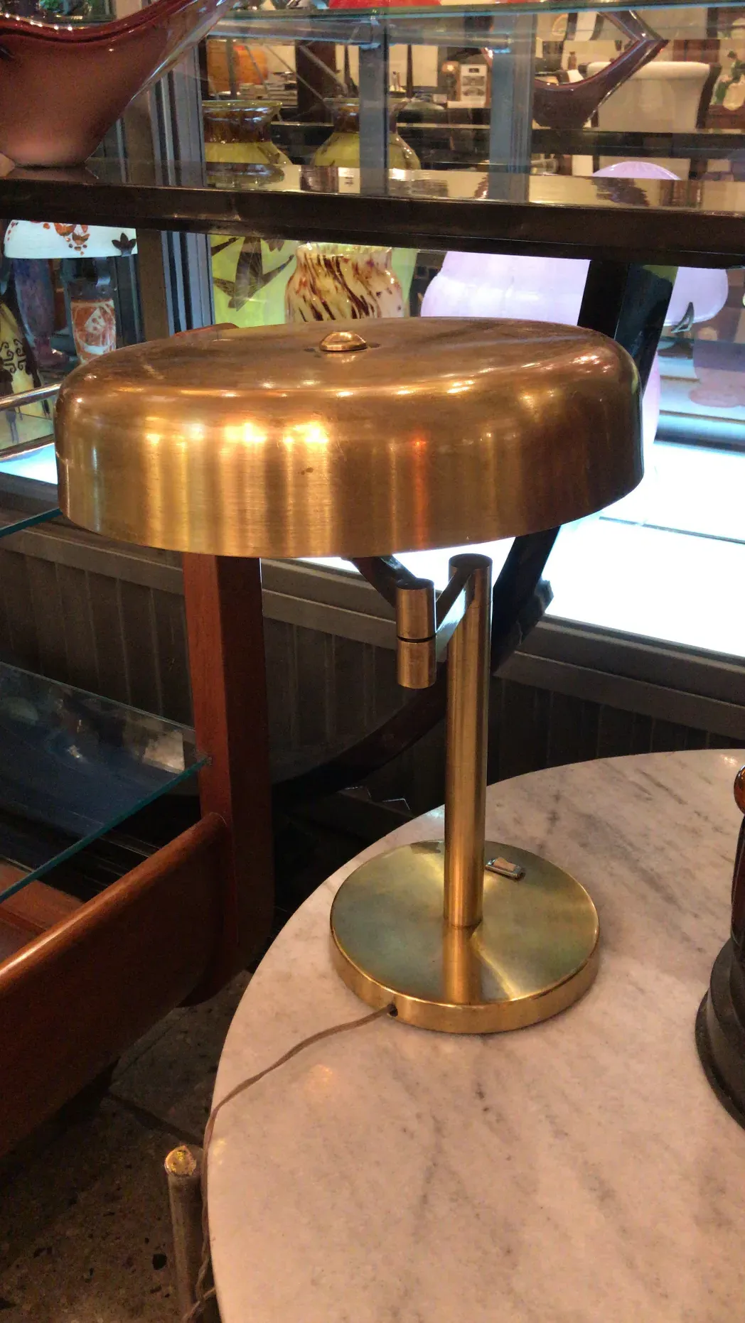 Vista de 2 lâmpadas de mesa antigas com base redonda em uma mesa de mármore