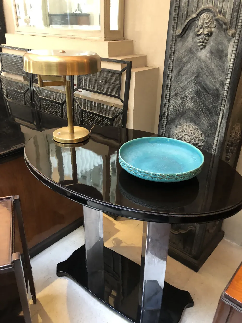 Visão de duas lâmpadas de mesa antigas decorativas em uma mesa preta