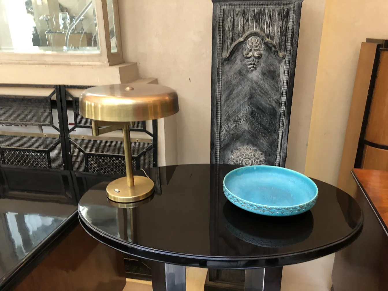 Conjunto de 2 lâmpadas de mesa antigas sobre uma mesa escura