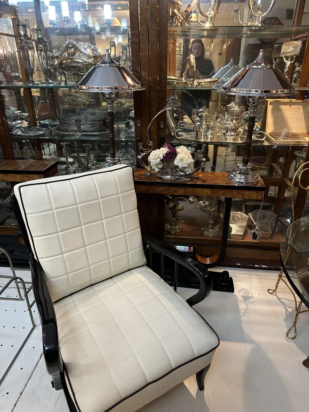 Duas lâmpadas de mesa antigas com detalhes exclusivos em um ambiente elegante, cercadas por objetos decorativos