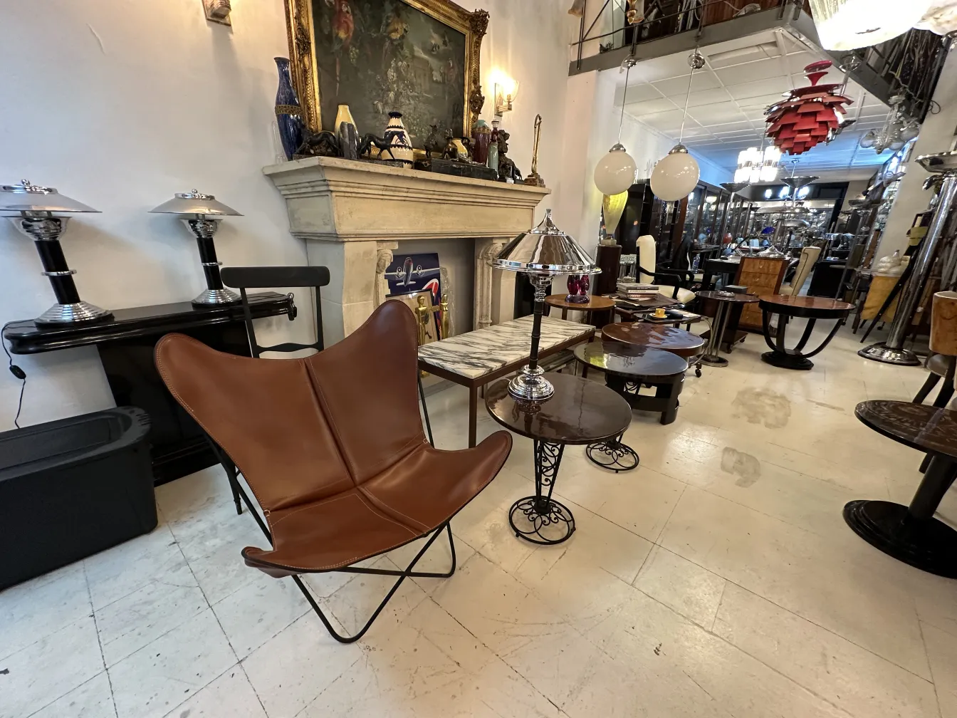 2 lâmpadas de mesa antigas, design elegante, em um ambiente vintage