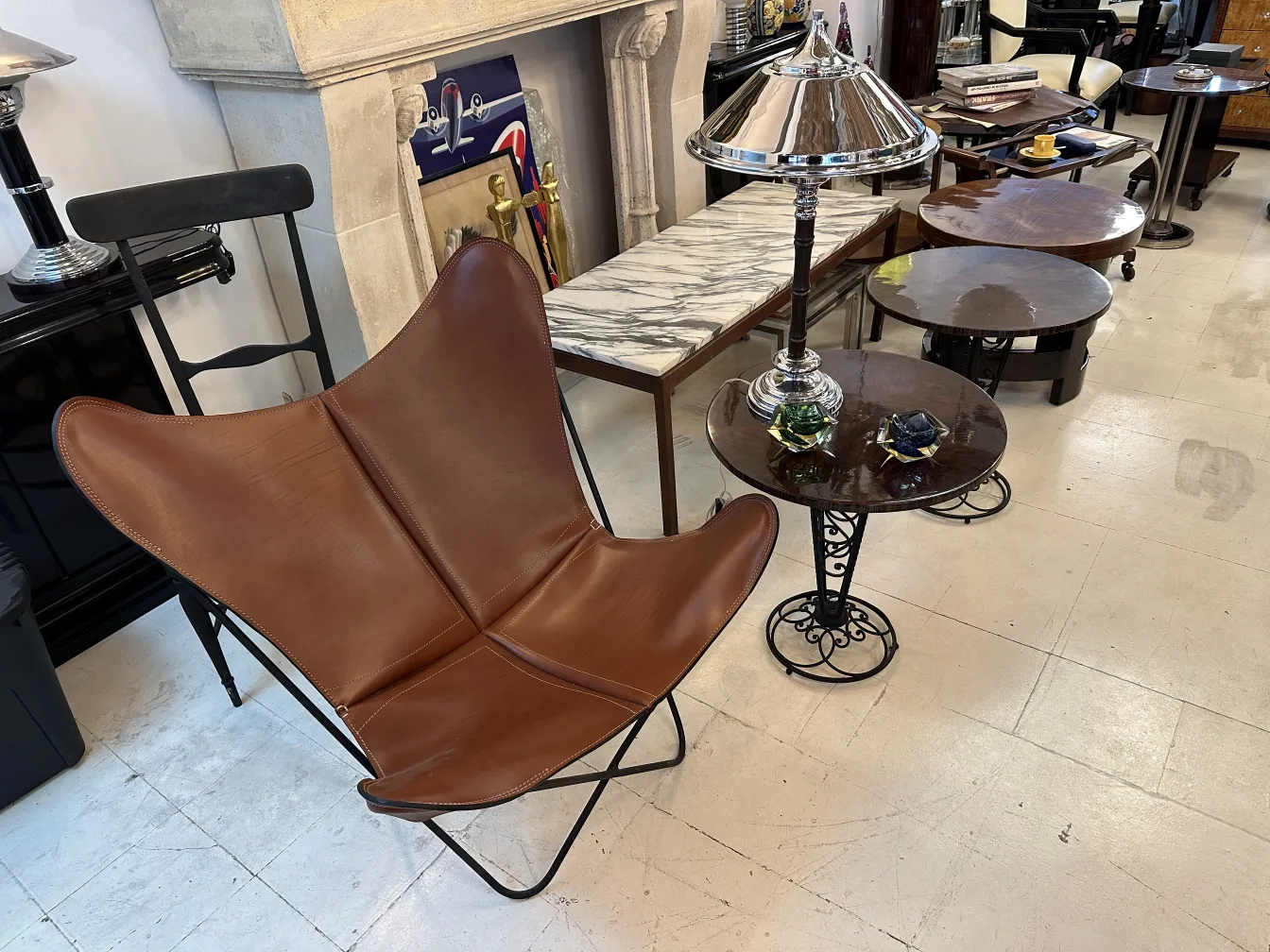 2 lampadas de mesa antigas em um ambiente decorativo