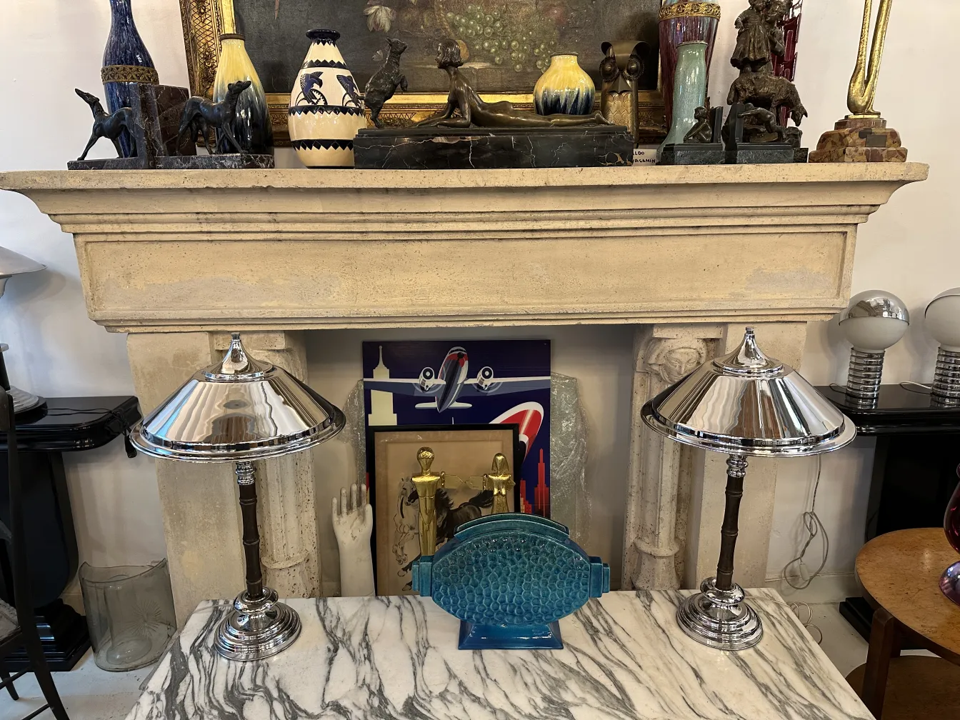 Duas lampadas de mesa antigas com design brilhante na mesa.