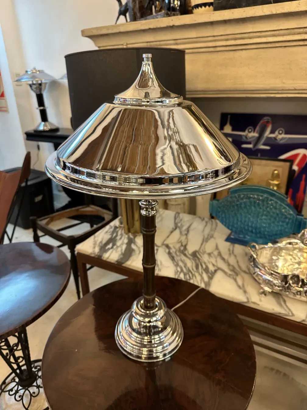 Visão de 2 lâmpadas de mesa antigas com design elegante e brilhante