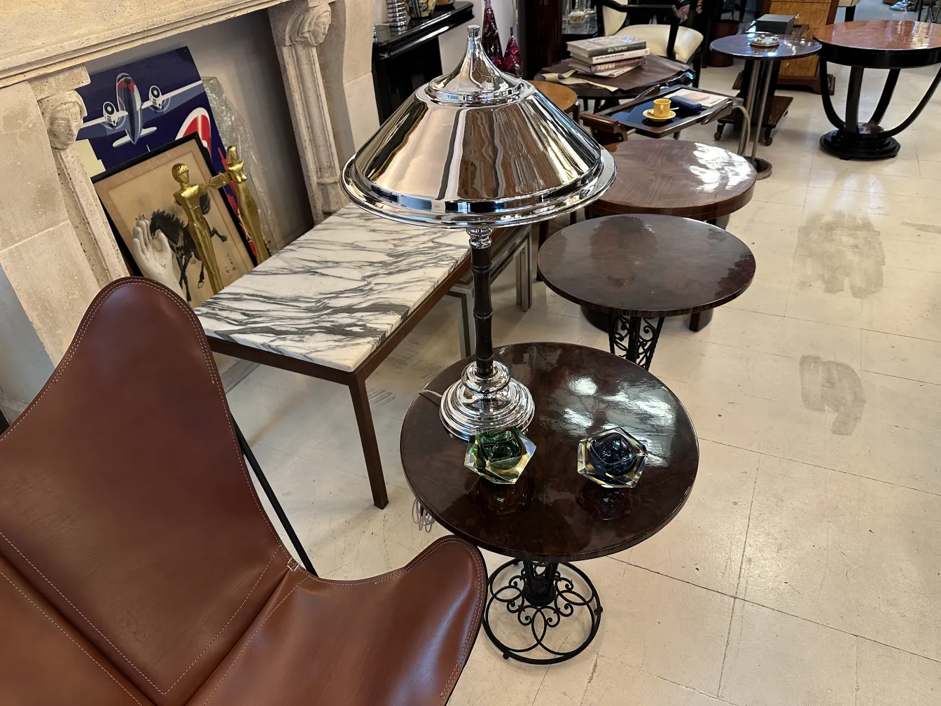 Duas lâmpadas de mesa antigas em uma sala decorativa