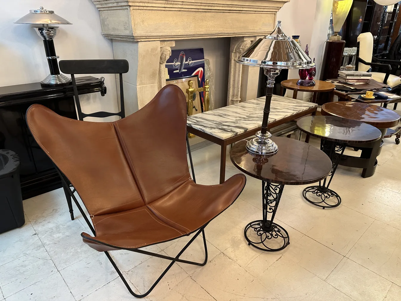 duas lâmpadas de mesa antigas em um ambiente acolhedor