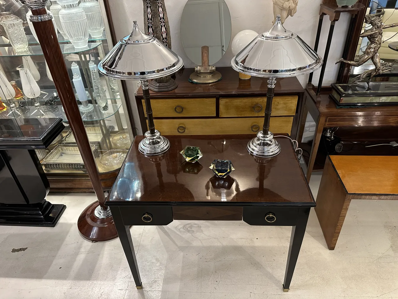 Conjunto de 2 lâmpadas de mesa antigas com bases metálicas e cúpulas em uma mesa elegante