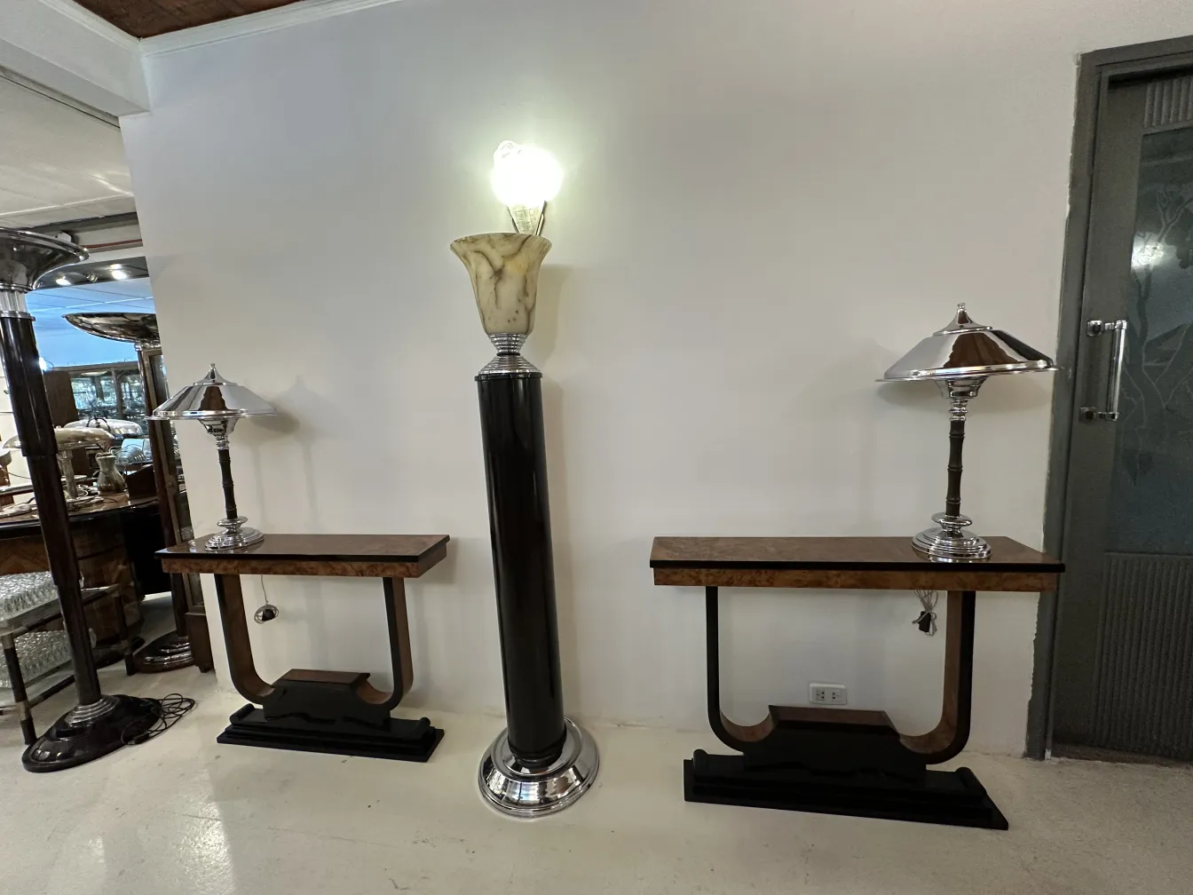 duas lampadas de mesa antigas com bases elegantes em um ambiente acolhedor