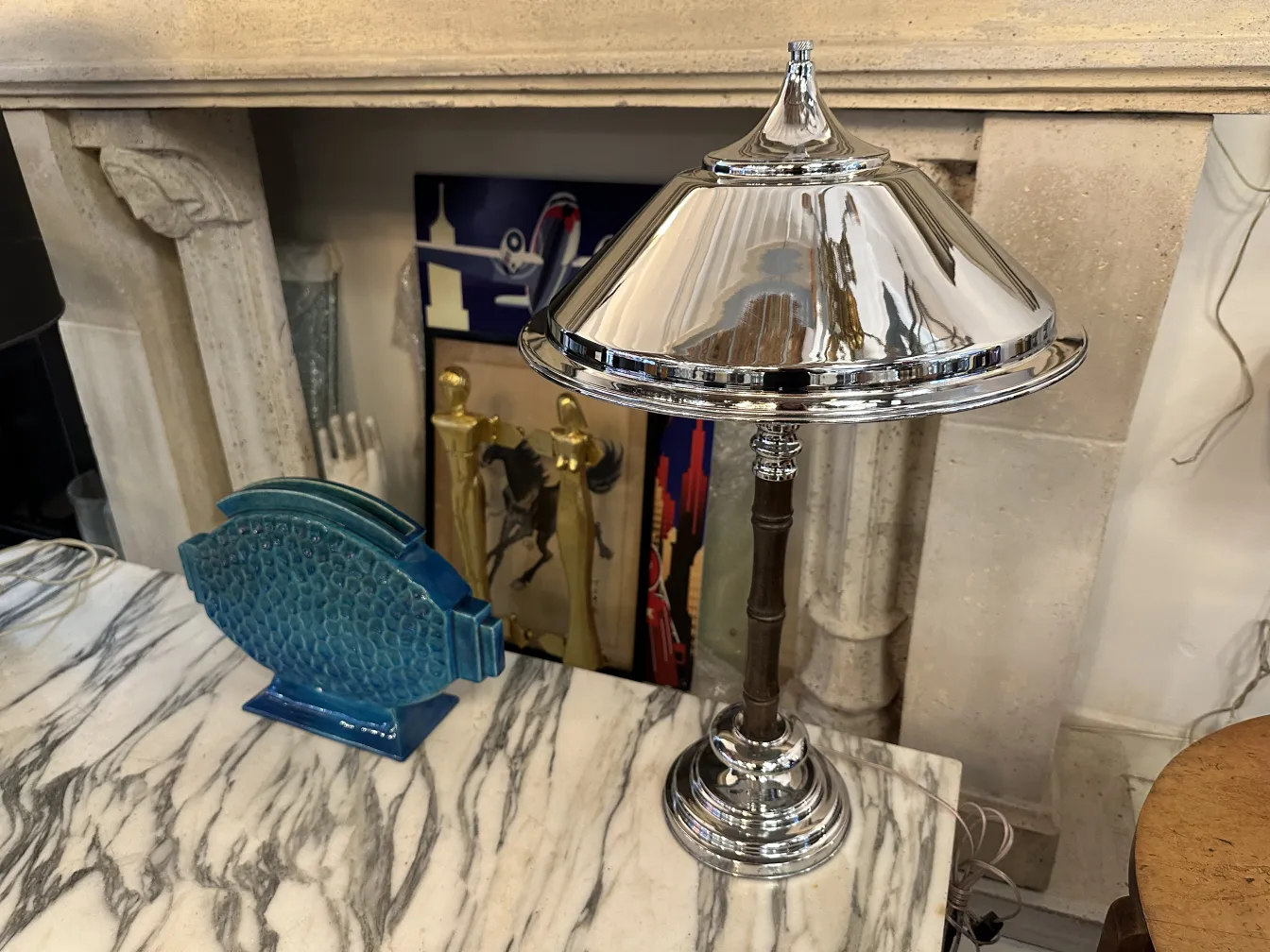 Duas lâmpadas de mesa antigas com detalhes brilhantes em um ambiente acolhedor