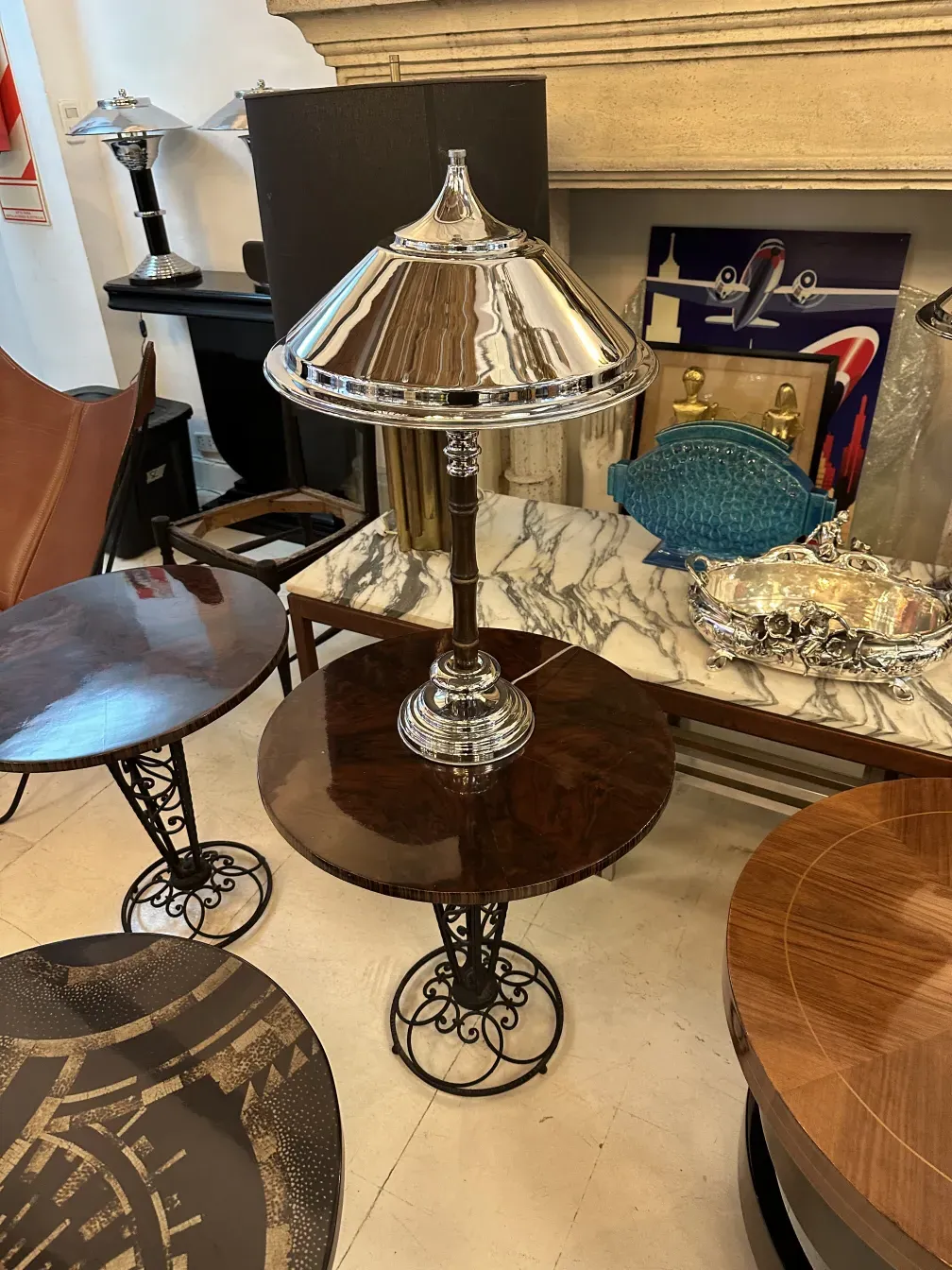 duas lâmpadas de mesa antigas com bases decorativas, ambiente acolhedor