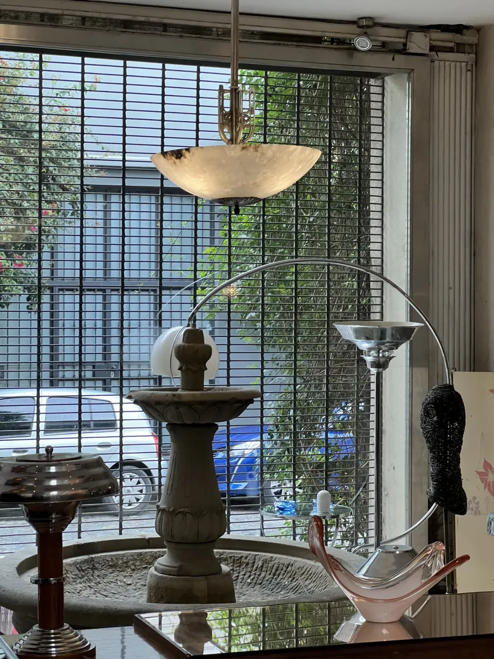 duas lampadas de mesa antigas em um ambiente decorativo