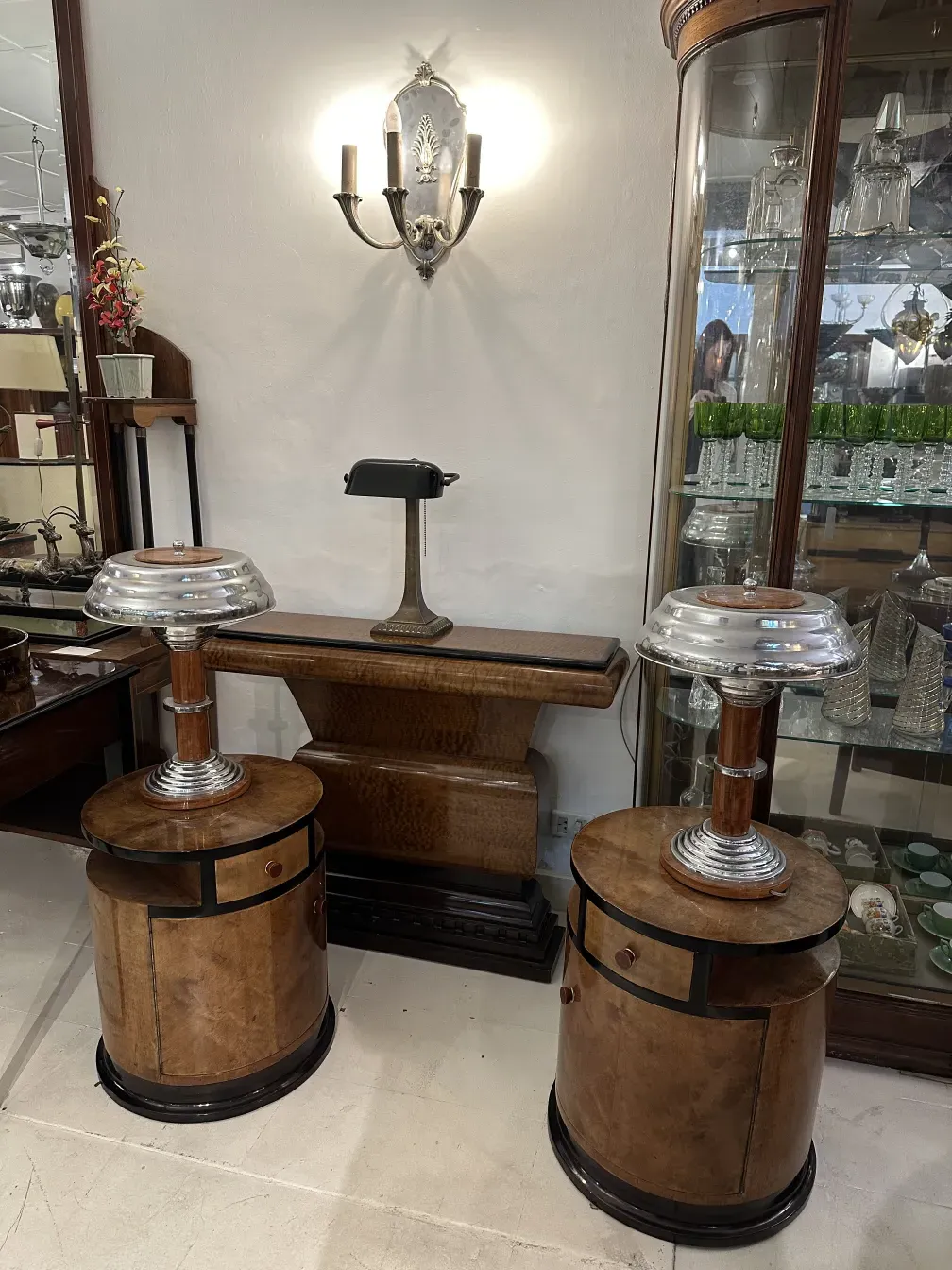 2 lâmpadas de mesa antigas com bases redondas e detalhes decorativos