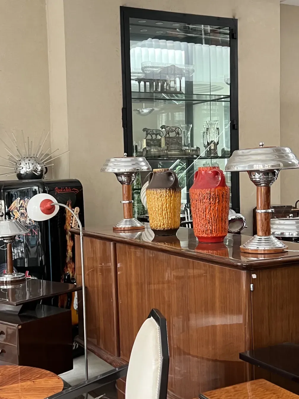 par de lâmpadas de mesa coloridas em um ambiente aconchegante