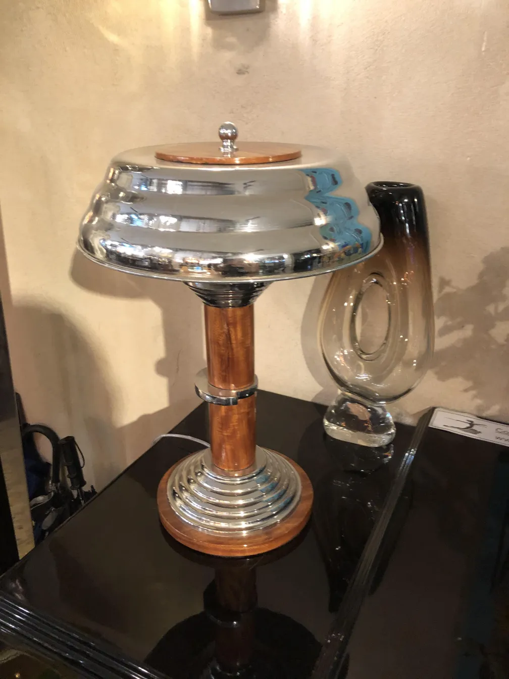 2 lâmpadas de mesa antigas com um design elegante e brilhante, em um fundo simples.