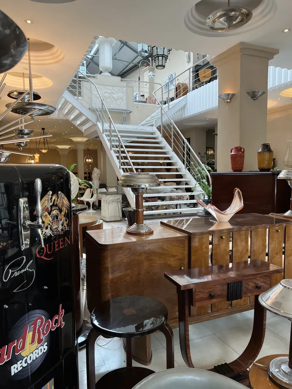 Duas lâmpadas de mesa antigas em um ambiente decorado.