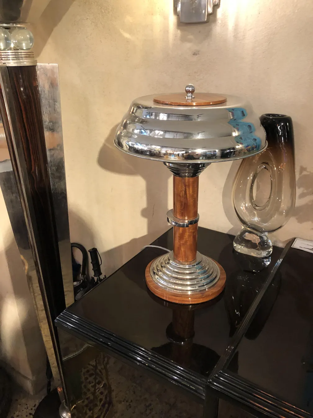 duas lâmpadas de mesa antigas com base de madeira e detalhes metálicos em um ambiente elegante