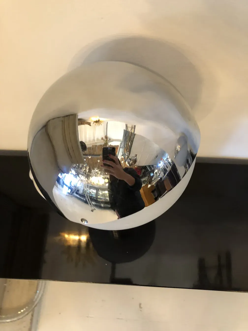 Vista de 2 lâmpadas de mesa clássicas em um ambiente elegante, com reflexos e luz suave.