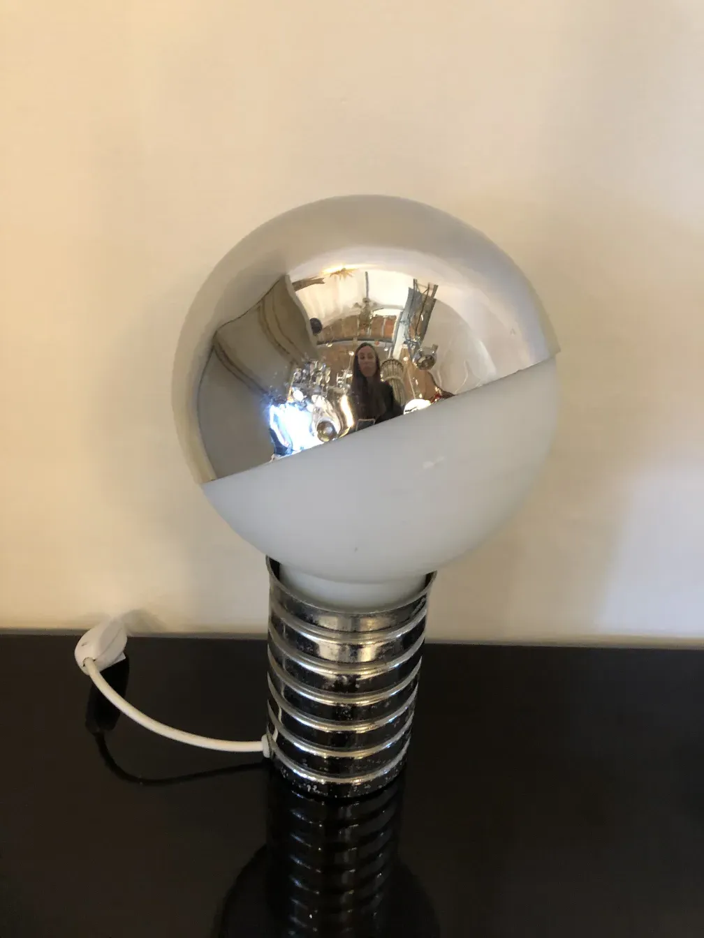 2 lampadas de mesa antigas com globos reflexivos em um ambiente elegante