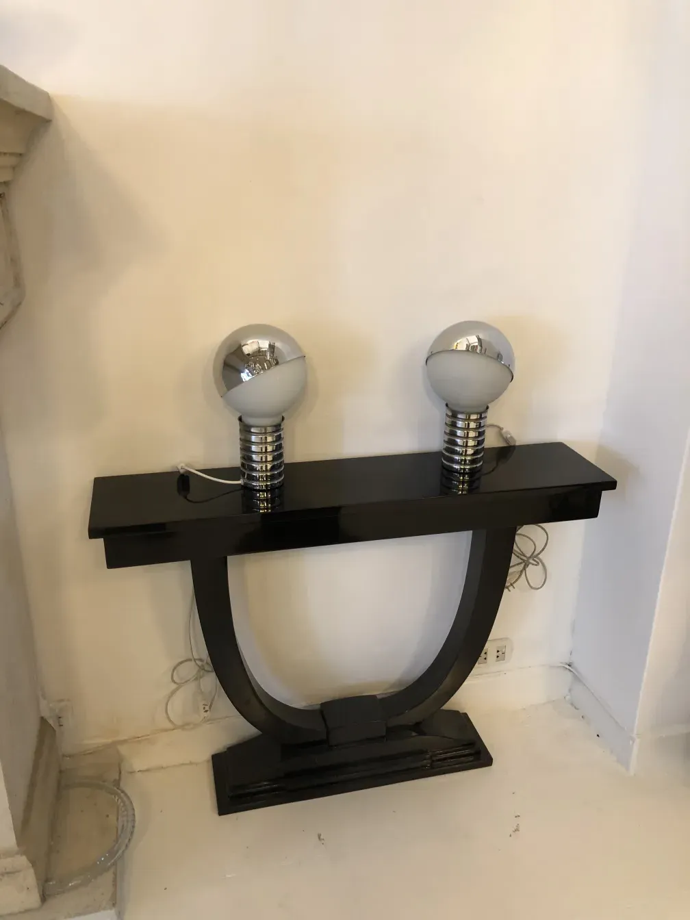 duas lâmpadas de mesa antigas com esferas brancas no topo