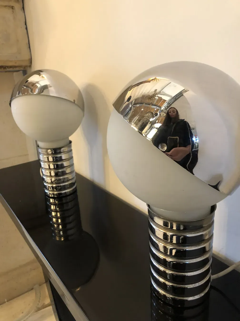 duas lampadas de mesa antigas com design elegante em um ambiente minimalista.