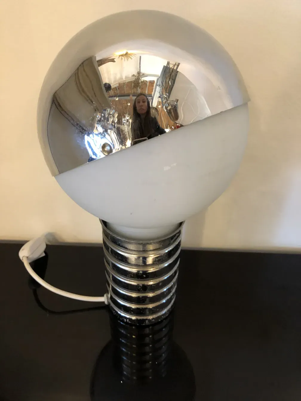 Duas lâmpadas de mesa antigas, design elegante e atraente.