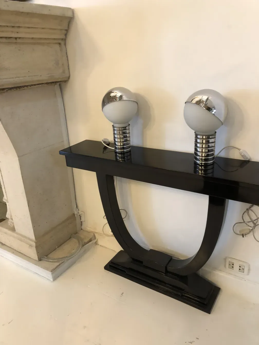 2 lâmpadas de mesa antigas com globos brilhantes, ambiente elegante