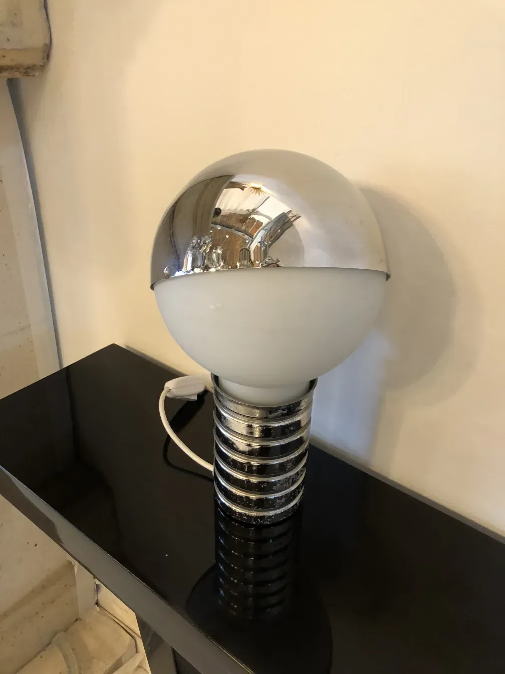 Duas lâmpadas de mesa antigas com base preta e globo branco