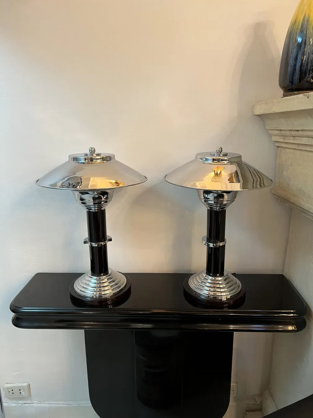 duas lâmpadas de mesa antigas com design elegante em um ambiente decorativo