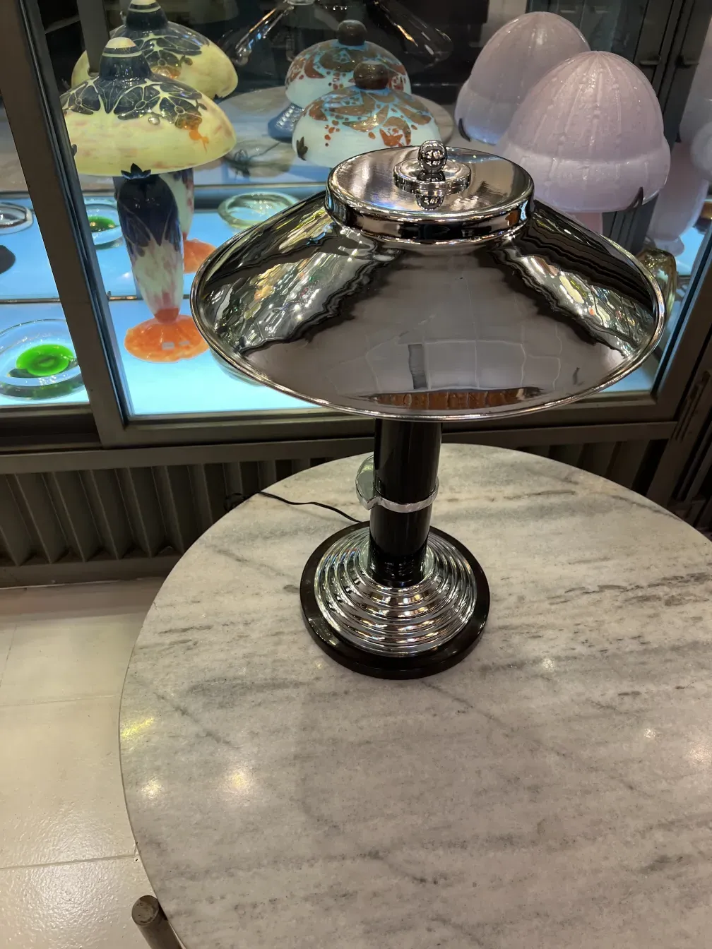 2 lâmpadas de mesa antigas com design brilhante em um ambiente elegante