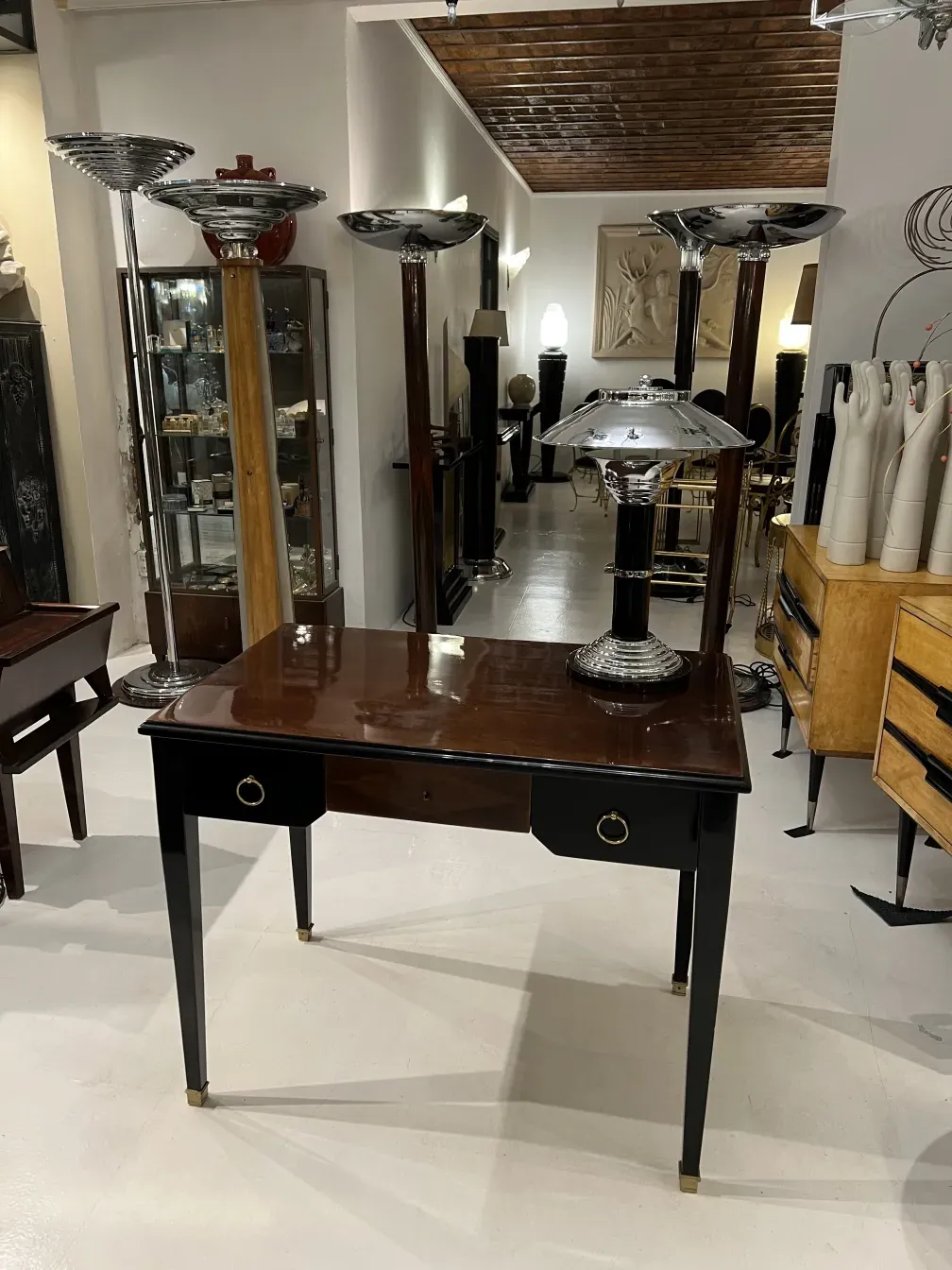 Duas lâmpadas de mesa antigas com um design elegante em um ambiente moderno.