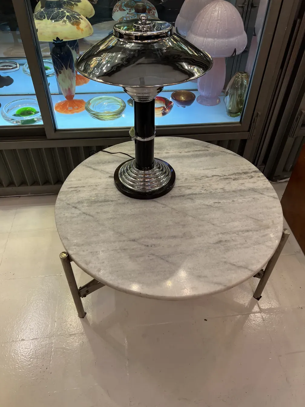 Duas lâmpadas de mesa antigas com um acabamento brilhante e elegante