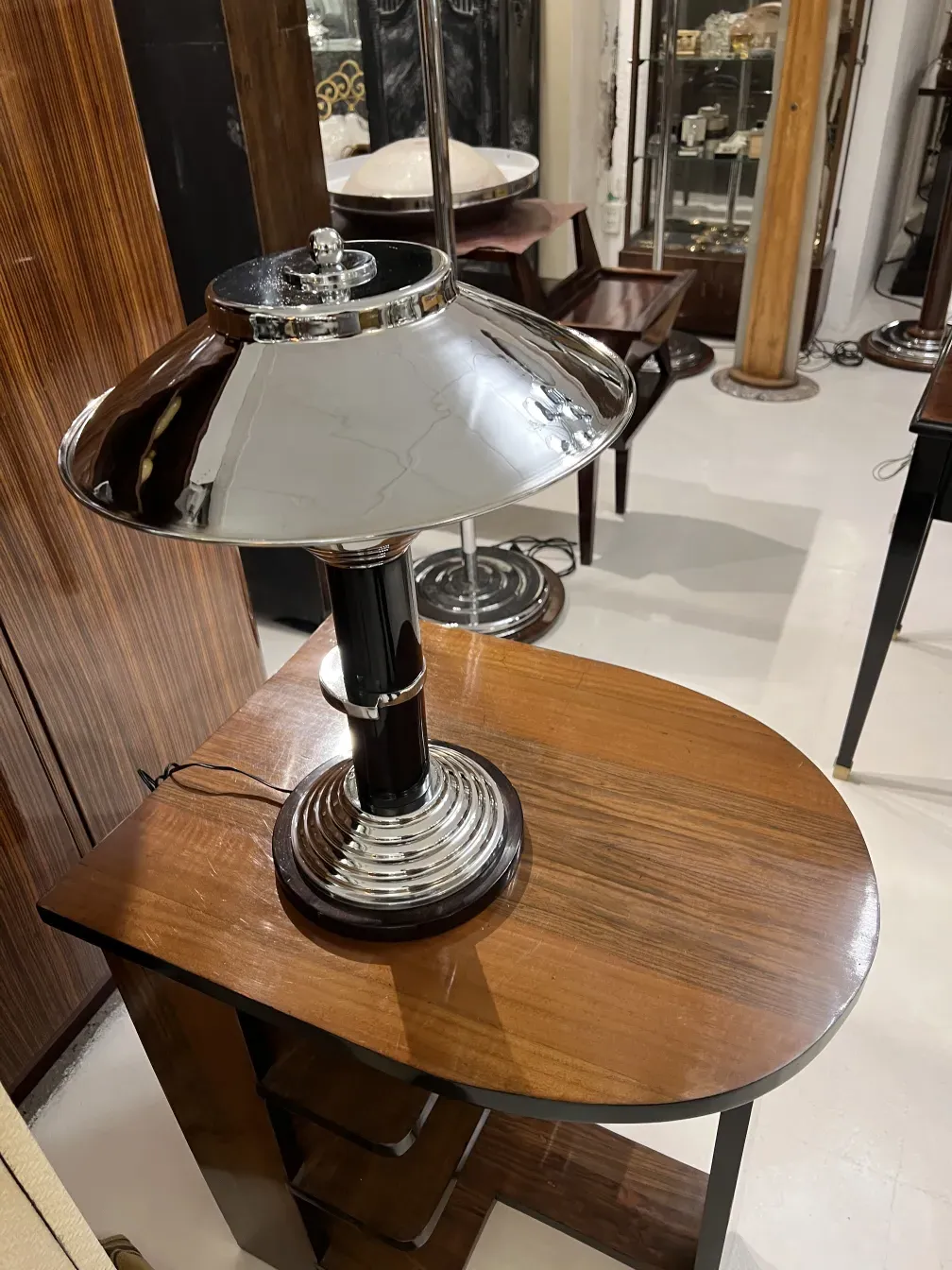 Visão de 2 lampadas de mesa antigas em um ambiente elegante