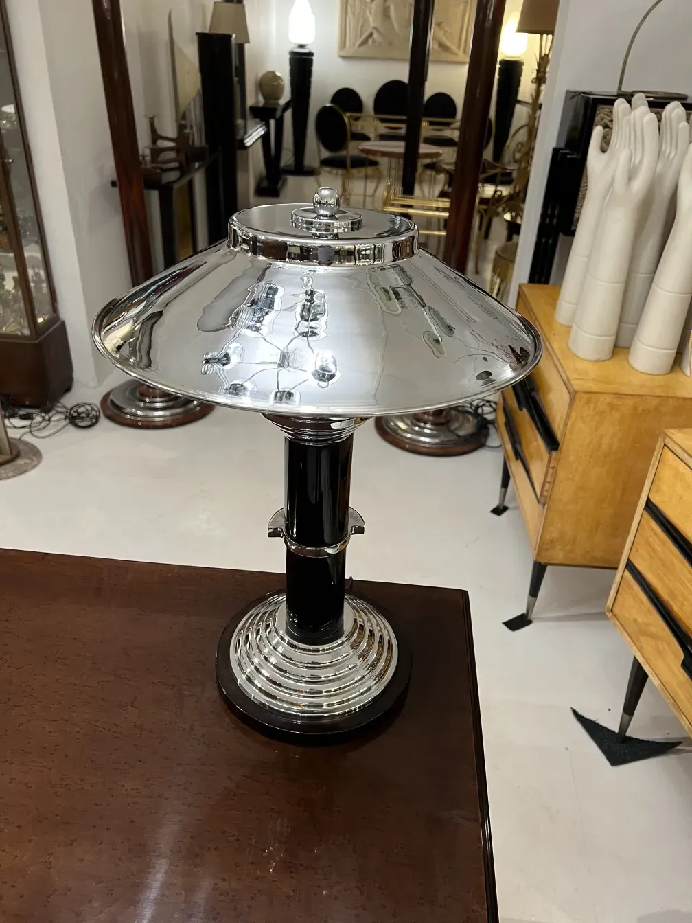 Vista de 2 lâmpadas de mesa antigas com detalhes elegantes em ambiente vintage