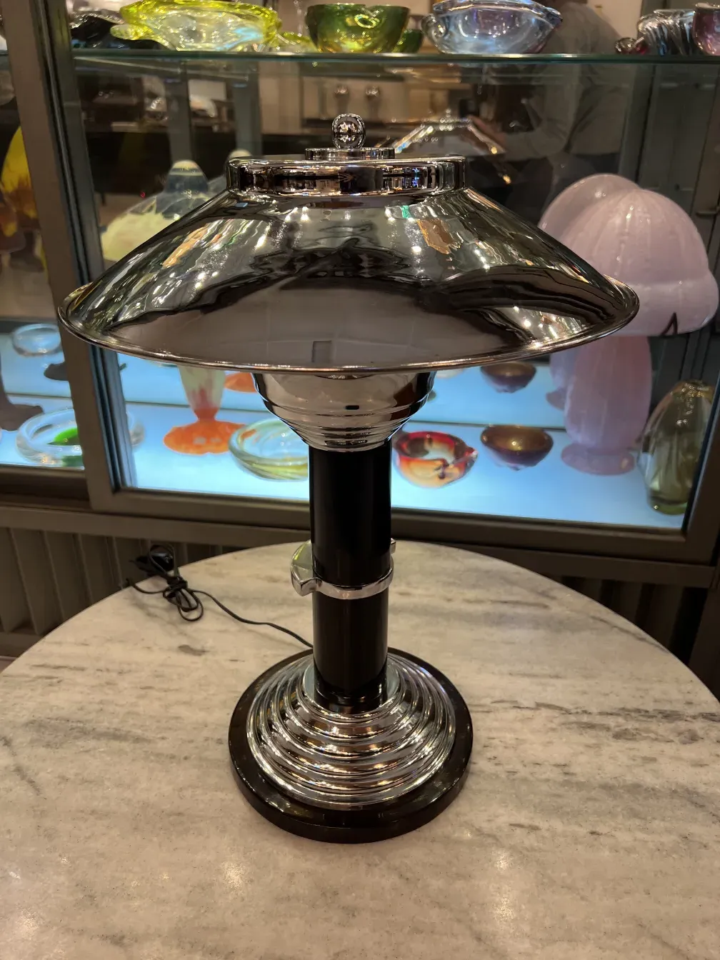 duas lâmpadas de mesa antigas com design elegante e brilho