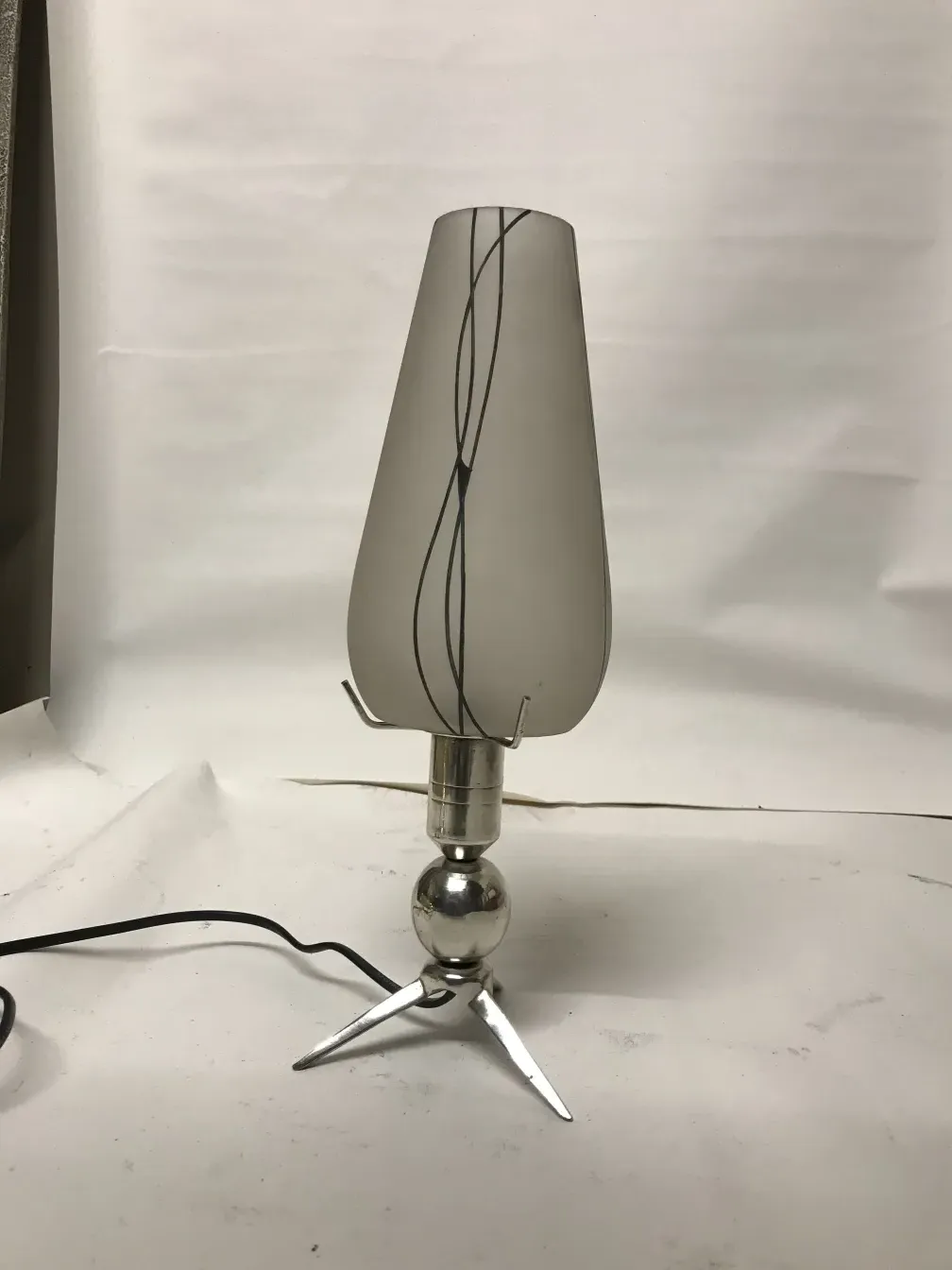 design elegante de 2 lâmpadas de mesa antigas em fundo claro