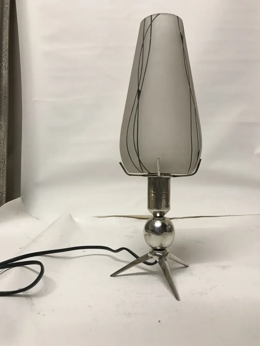 duas lâmpadas de mesa antigas com design elegante e base distinta