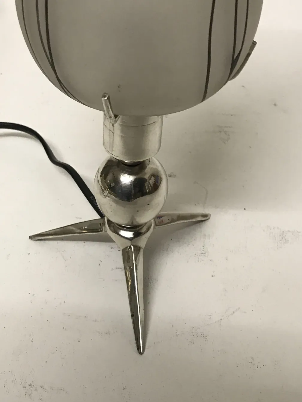 vista de duas antigas lâmpadas de mesa com base em ponta em ambiente neutro