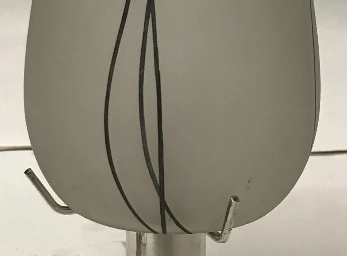 2 lampadas de mesa antigas com cor suave e design elegante, perfeitas para decoração.