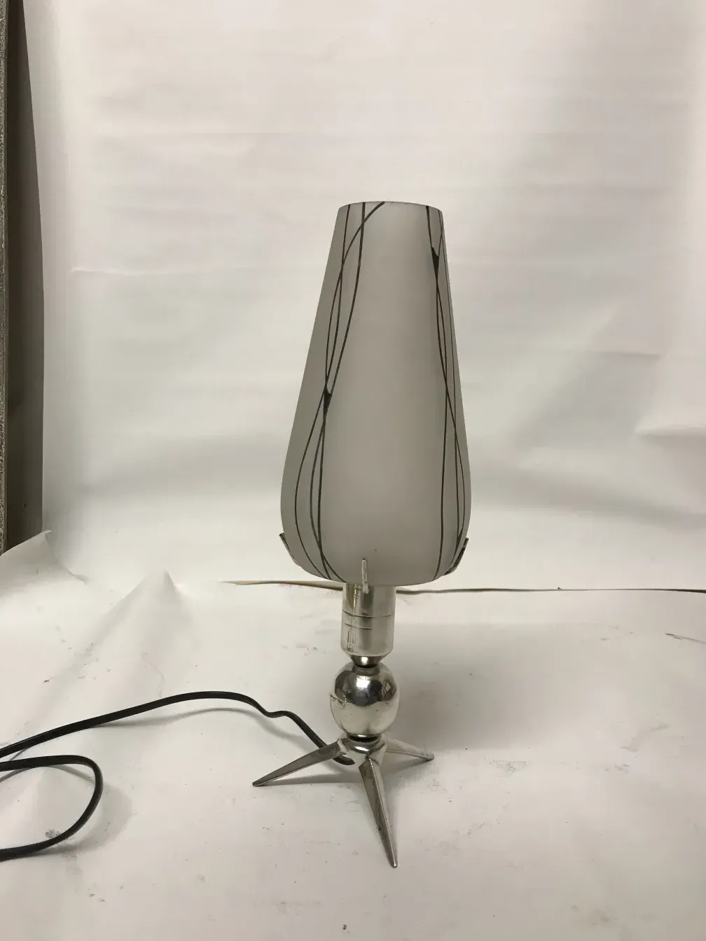 Lâmpadas de mesa antigas com base estilizada e cúpula elegante