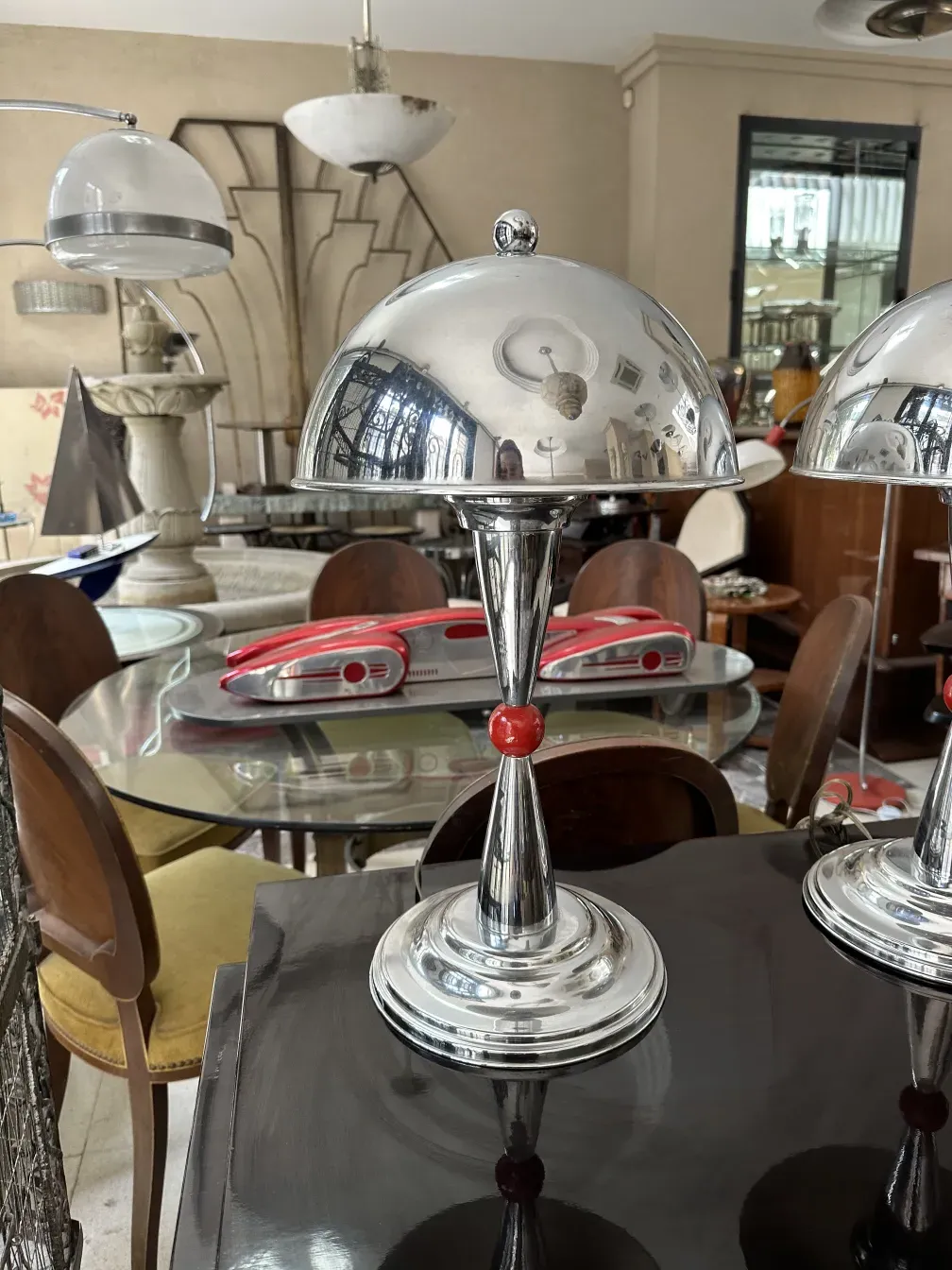 duas lampadas de mesa antigas com detalhes decorativos no ambiente