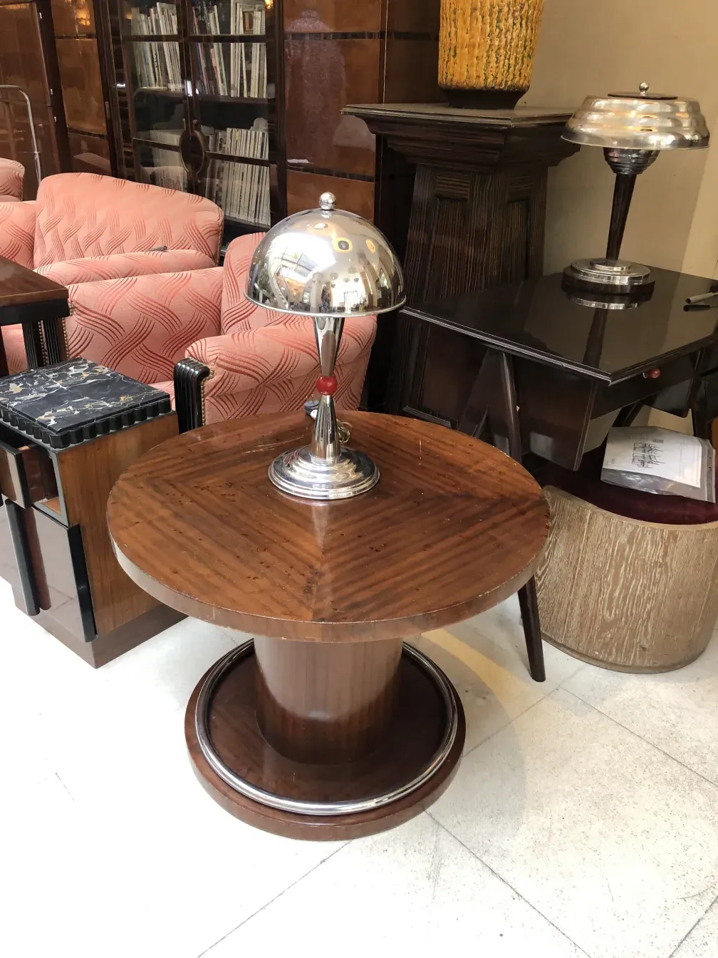 Visão de 2 lâmpadas de mesa antigas em um ambiente elegante